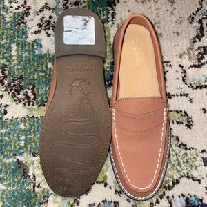 Women’s size 6 Sperry loafers.